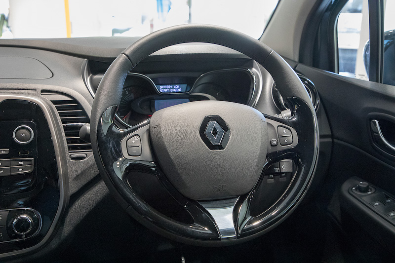 キャプチャー エクスプレッションのインテリア。こちらもシート生地は脱着不可のタイプを採用。ステアリングのデザインはプレミアムと異なっているが、組み込まれる機能は同じ