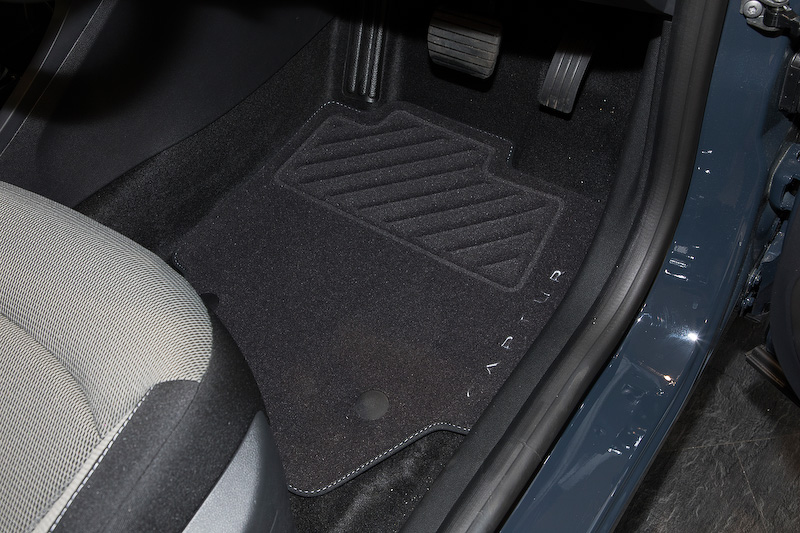 パーキングレバーは樹脂となる。フロアマットは両車共通。運転席左側にカードキーの差し込みとプッシュ式スタートボタンがある