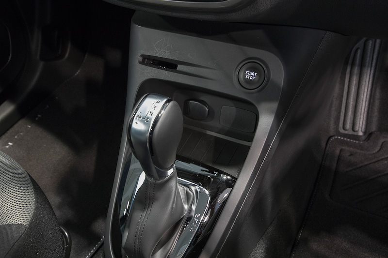 パーキングレバーは樹脂となる。フロアマットは両車共通。運転席左側にカードキーの差し込みとプッシュ式スタートボタンがある