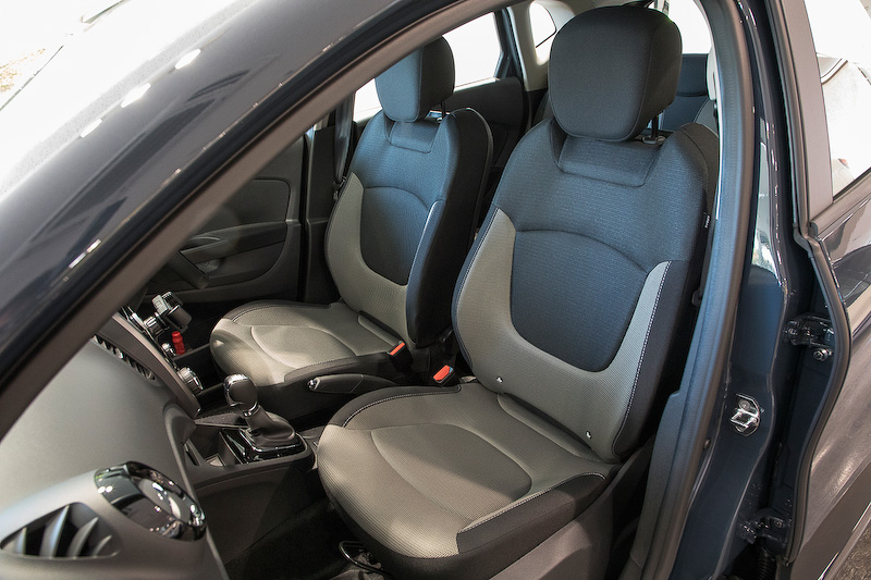 ファブリック仕様の助手席とリアシート。レザー仕様より明るい色遣いになっている