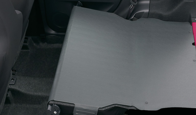 荷室のデッキボード表皮にポリ塩化ビニルを採用する「ビジネスデッキボード」