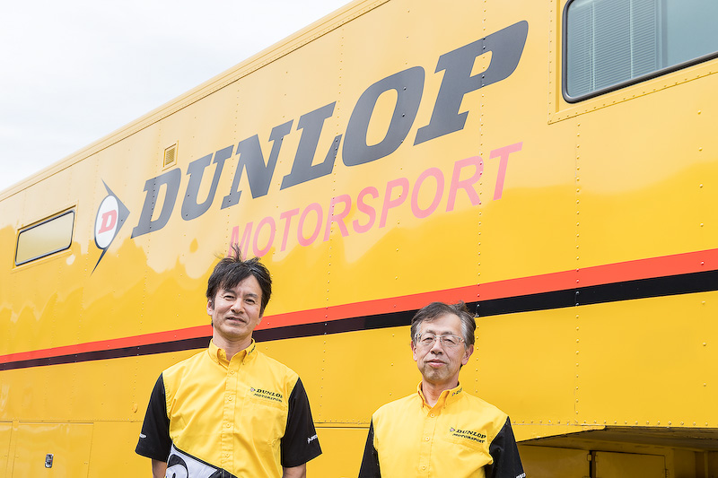ダンロップとしてGT500クラスで1チーム、GT300クラスで4チームにタイヤ供給する。住友ゴム工業株式会社 モータースポーツ部長 谷川氏（右）、同 モータースポーツ部 今北氏（左）