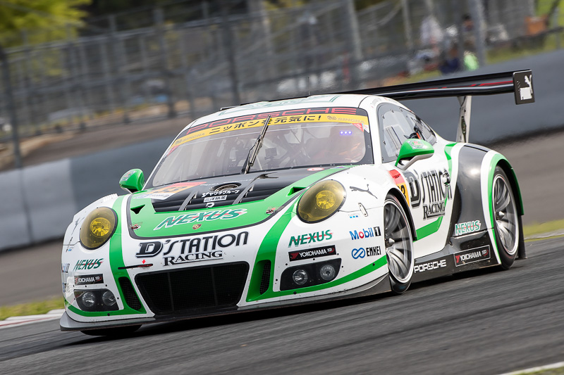 第2戦富士のGT300クラスで3位表彰台を獲得した33号車「D'station Porsche」（藤井誠暢/スヴェン・ミューラー）