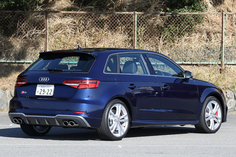 2017年1月に商品改良を受けたA3/S3シリーズ。今回試乗したのは5ドアハッチバックの「S3 スポーツバック」（606万円）。ボディサイズは4335×1785×1440mm（全長×全幅×全高）、ホイールベース2630mm。ボディカラーはナバーラブルーM