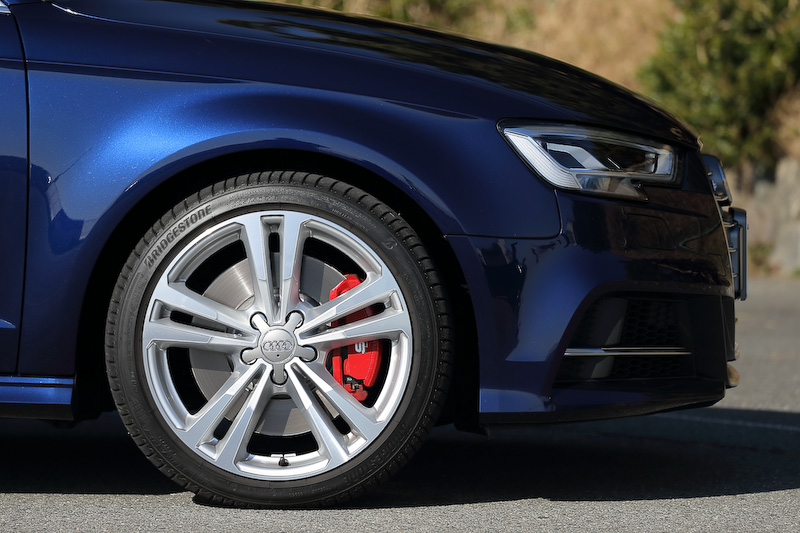 18インチホイールにブリヂストン「TURANZA」（225/40 R18）を組み合わせる。赤く塗装されるブレーキキャリパーはオプション設定（5万円）