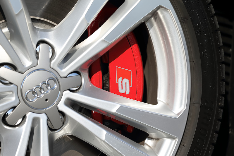 18インチホイールにブリヂストン「TURANZA」（225/40 R18）を組み合わせる。赤く塗装されるブレーキキャリパーはオプション設定（5万円）