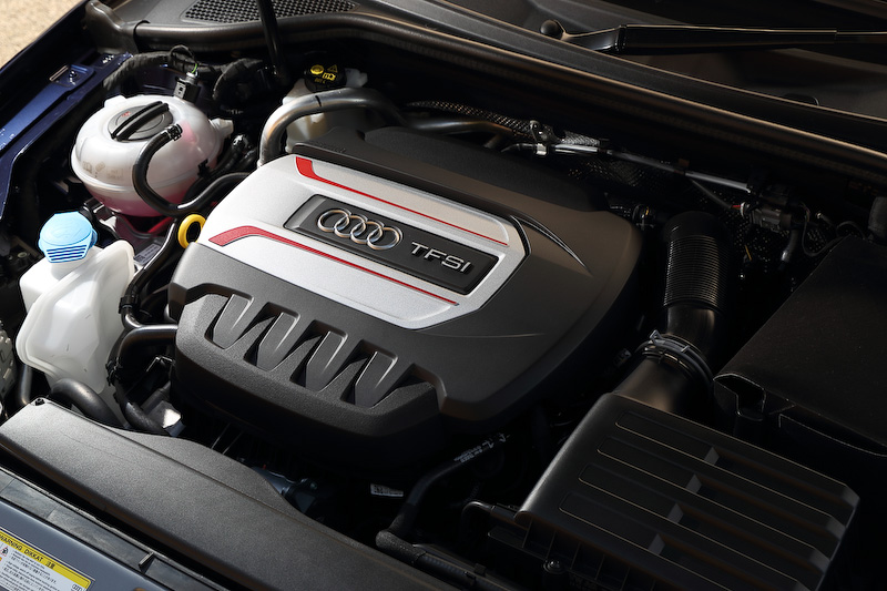 直列4気筒直噴2.0リッターターボエンジンは最高出力213kW（290PS）/5400-6500rpm、最大トルク380Nm（38.8kgm）/1850-5300rpmを発生