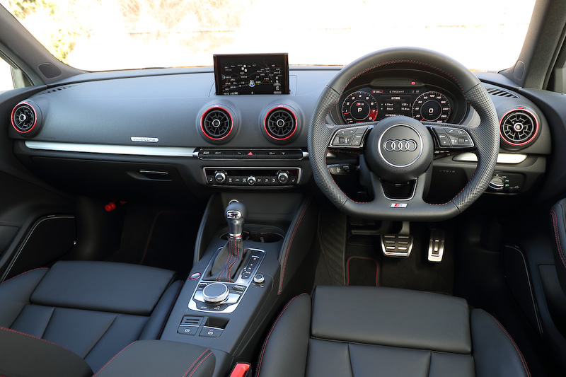 S3 スポーツバックのインテリア。A3/S3シリーズで初めて「バーチャルコックピット」が設定された