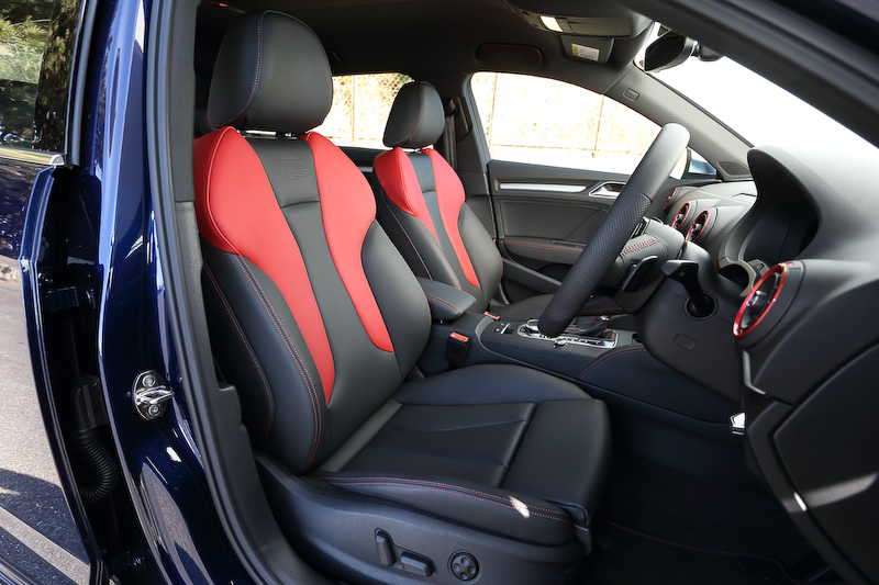 前後シートは赤い加飾が与えられるスポーティな仕様