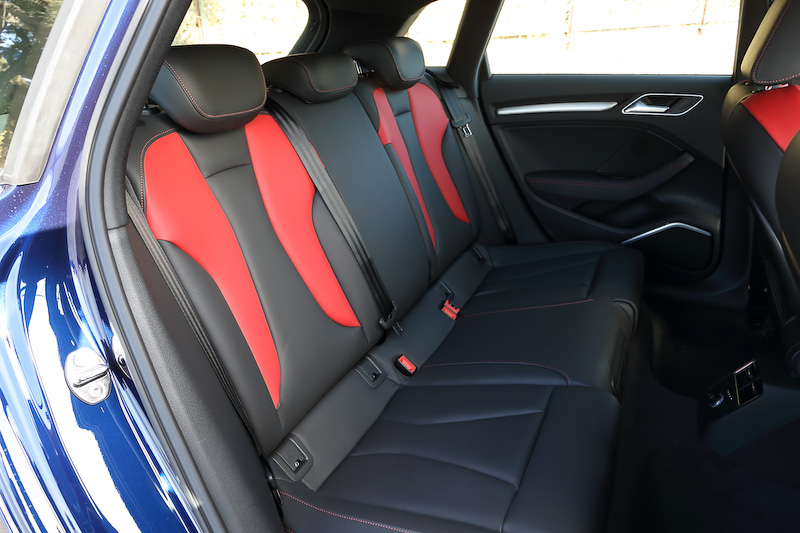 前後シートは赤い加飾が与えられるスポーティな仕様