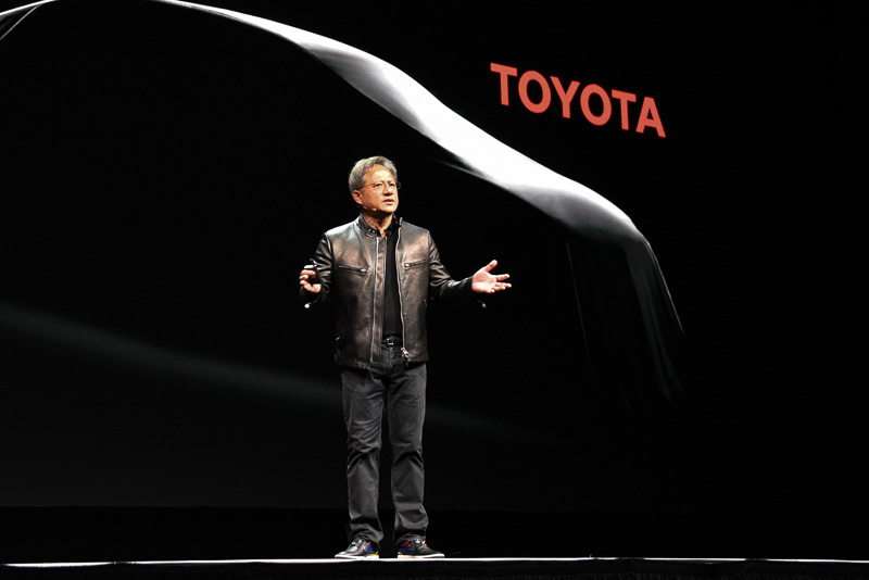 米国カリフォルニア州サンノゼ市で開催された「GPU Technology Conference 2017」でトヨタ自動車との協業、製品採用について発表するNVIDIA 創設者兼CEO ジェンスン・フアン氏。「NVIDIA DEEP LEARNING INSTITUTE DAY 2017 IN NAGOYA」では、このGTC 2017の最新情報を知ることができる