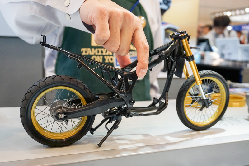 スタンドを外したとき、実車と同じような車体の沈み込みも再現したという