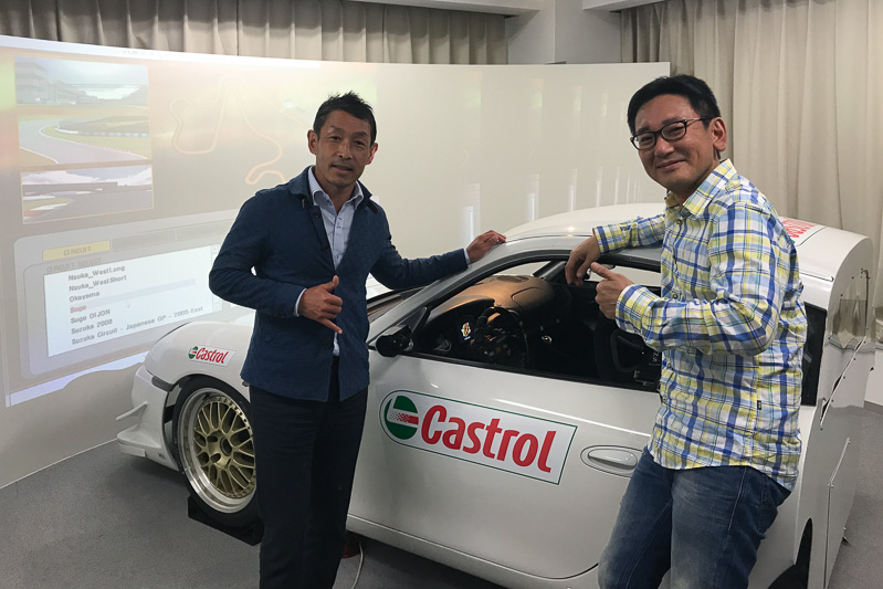 東京バーチャルサーキットでオートポリスを走り、砂子塾長（左）からアドバイスを受ける