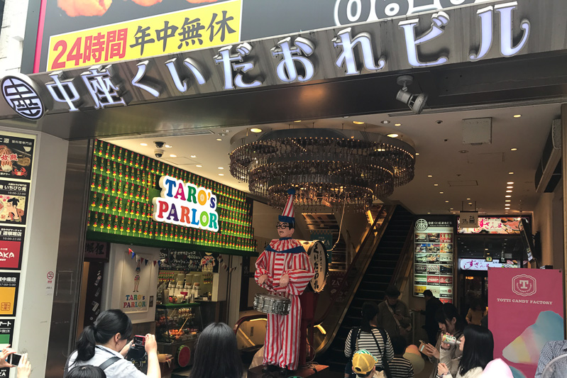 似ていると評判（？）のくいだおれ太郎は当日も大人気だった