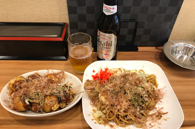 ソースとかつお節たっぷりののたこ焼きと焼きそば、そして（もちろんノンアルコールだが）ビールで英気を養う