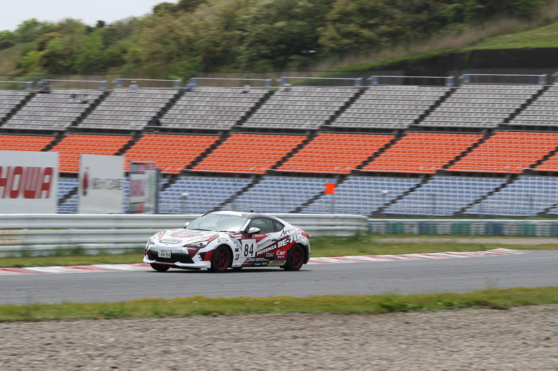 トレーニングとコントロール性重視のエンドレス製ブレーキパッド、さらにブリヂストン「POTENZA RE-71R」の組み合わせで順調にタイムアップ。今回もポールポジションを狙える!?