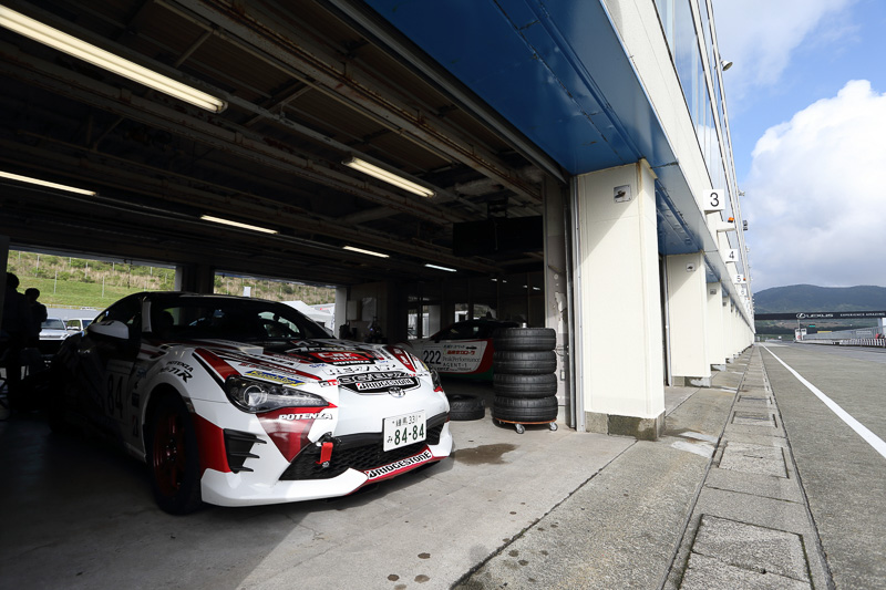 多くのライバルがコースインする序盤はピットで待機し、1発のオイシイ部分を使い切ってベストタイムを目指す作戦