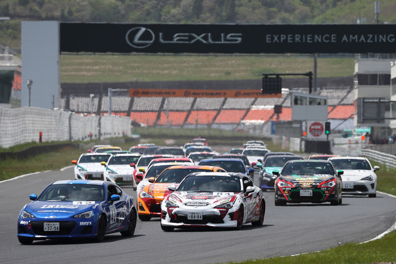 6番手から団子状態で1コーナーに進入