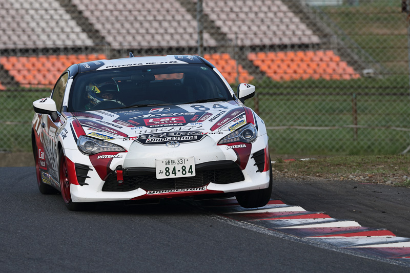 冷静に前のクルマを観察しながら4位まで順位を上げた