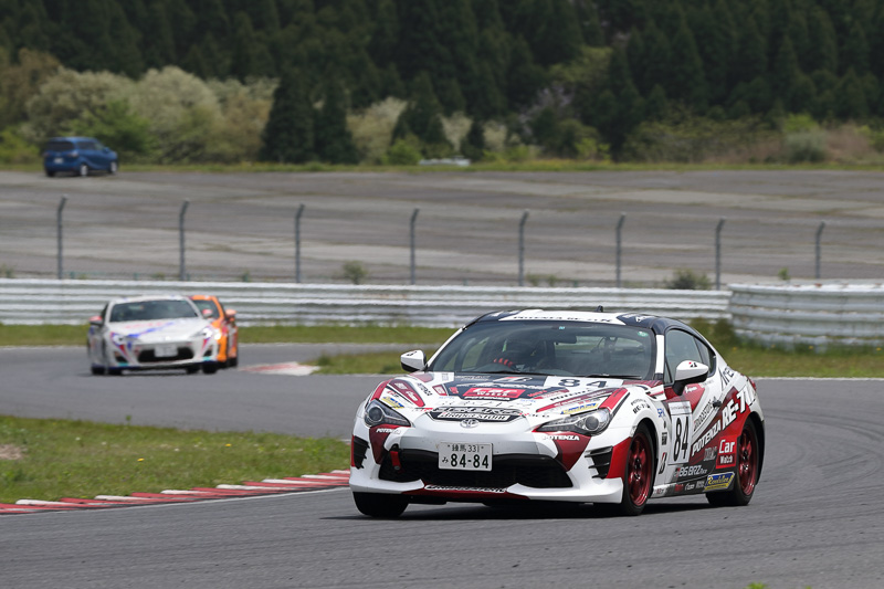 菱井選手の771号車に続きたいところだったが、4位のままチェッカーフラッグを受けた