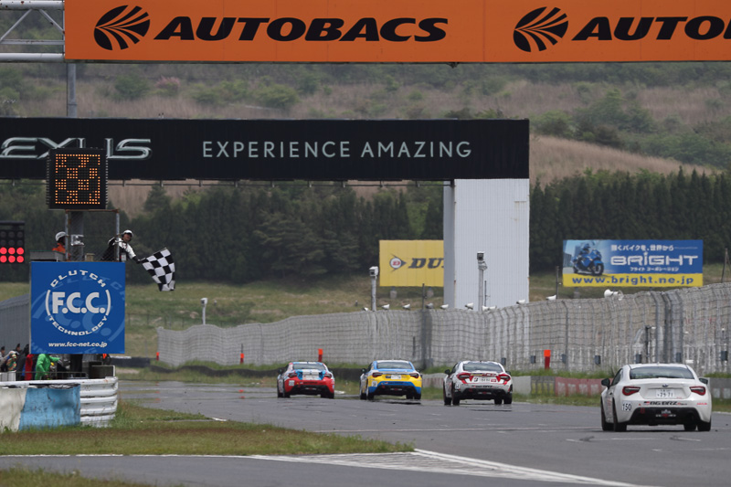 菱井選手の771号車に続きたいところだったが、4位のままチェッカーフラッグを受けた