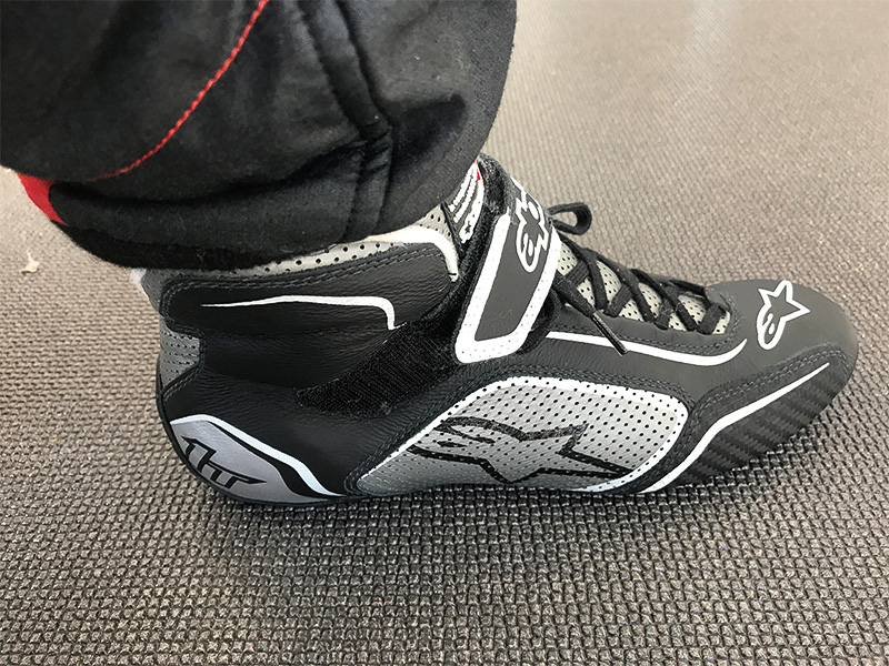 余談だが、実は前回のもてぎ戦決勝直前に愛用していたシューズの紐付け根が切れた。不吉な予感がしたのだが、案の定抜かれるという結果に……。そこで今回は新たにアルパインスターズのシューズに切り替えての参戦となったのでした