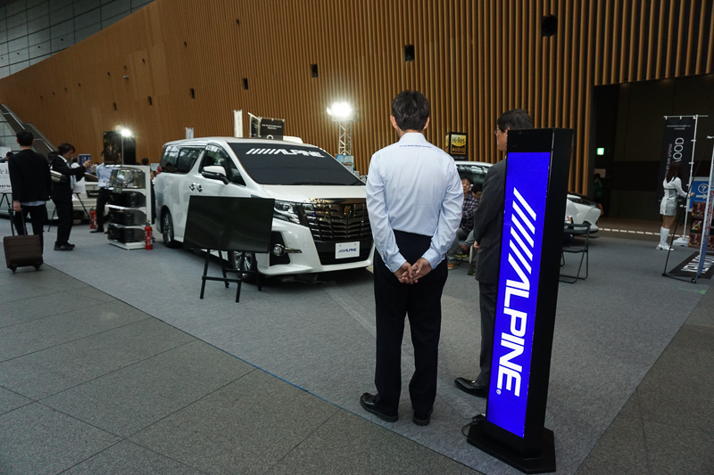 アルパインはアルファードのデモカーを出展