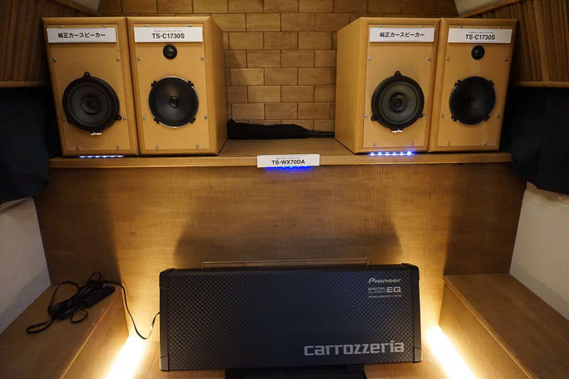 ハイエースの車内で純正カースピーカーと「TS-C1730S」との聞き比べができる。LEDが点灯しているスピーカーの組み合わせを試聴できる