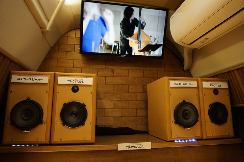 ハイエースの車内で純正カースピーカーと「TS-C1730S」との聞き比べができる。LEDが点灯しているスピーカーの組み合わせを試聴できる