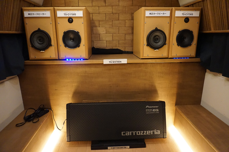 ハイエースの車内で純正カースピーカーと「TS-C1730S」との聞き比べができる。LEDが点灯しているスピーカーの組み合わせを試聴できる