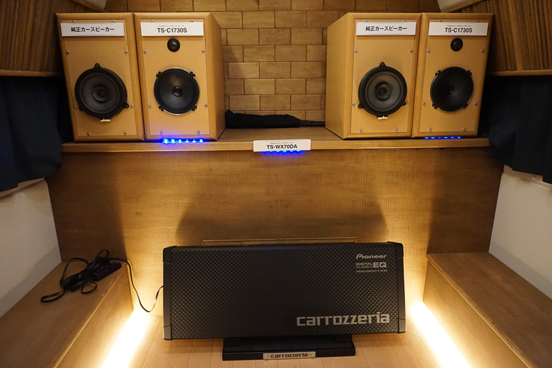 ハイエースの車内で純正カースピーカーと「TS-C1730S」との聞き比べができる。LEDが点灯しているスピーカーの組み合わせを試聴できる