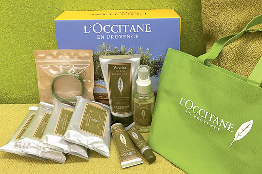 「ヴァーベナ UV フレッシュボディローション」「ヴァーベナ アイスハンドクリーム」「ヴァーベナ リフレッシングタオレッツ 3個セット」「ヴァーベナ アウトドアミスト」「アウトドアリストバンド」「ヴァーベナ ドライビングトート」がセットになった、ロクシタン監修の成約記念品「ヴァーベナ ドライビングキット」