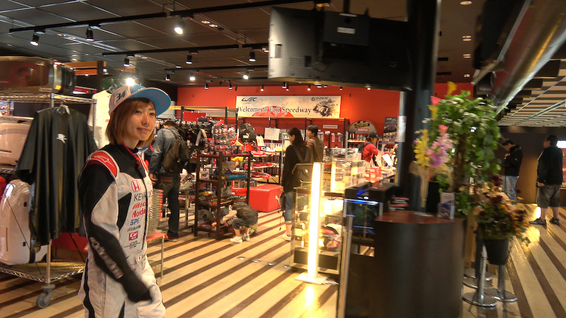 限定グッズもチェックしつつ……