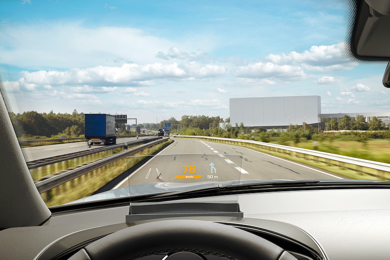 マツダ「デミオ」「CX-3」「CX-5」のオプションとして用意されるコンバイナー式HUD