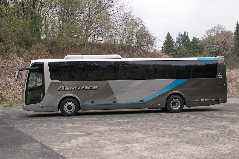 新型エアロエース。ハイデッカータイプでエアコンがルーフについている天井直冷式