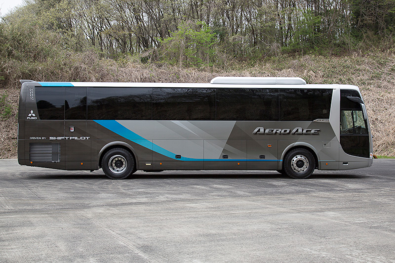 新型エアロエース。ハイデッカータイプでエアコンがルーフについている天井直冷式