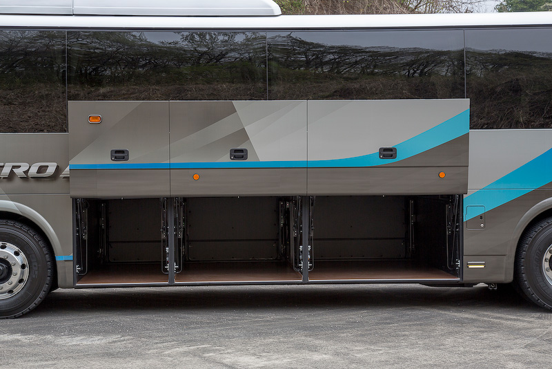 天井直冷式のエアロエースはトランクルームが3スパンとなり、荷室が広いのが特徴。そのため、乗客の荷物が多い空港線などに多く使用される