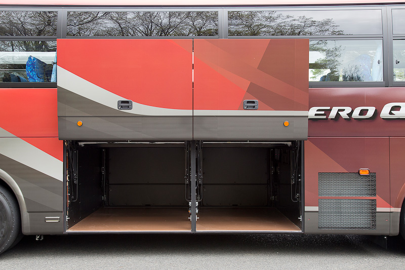 エアロクイーンは客室床下にエアコンが設置されるので、トランクルームはエアロエースより1区画減る2スパンとなる。ただ、全車客室フロアのフラット化と床下配線の省スペース化によりトランク室内高が拡大されている