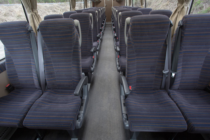 エアロエースの客席。従来型は通路に対して1段高い位置にシートが付いていたが、新型ではフロアの高さがフラットになった