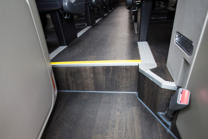 エアロエースの客席。従来型は通路に対して1段高い位置にシートが付いていたが、新型ではフロアの高さがフラットになった