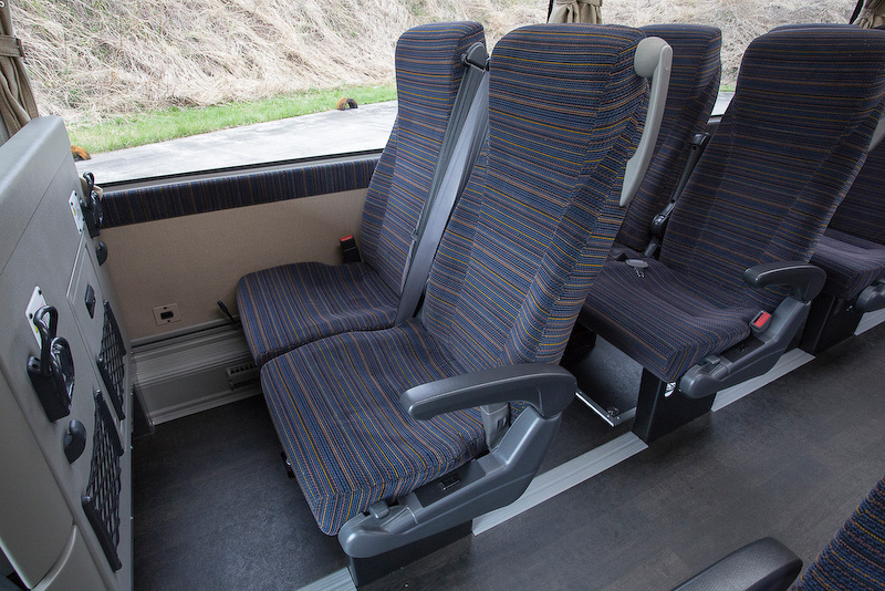 シート生地は10種類あり、枕カバー、窓下クッション、腰レザー、天井色、床材、カーテンなどの組み合わせは多数。標準的なシートにもリクライニング機構が付いている
