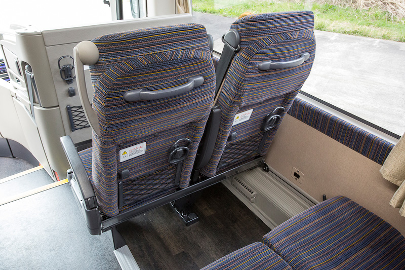 シートバックにはフック、ドリンクホルダー、ネットポケットが付く。壁には電源が取れるコンセントも用意される。エアロエースのウィンドウは固定式