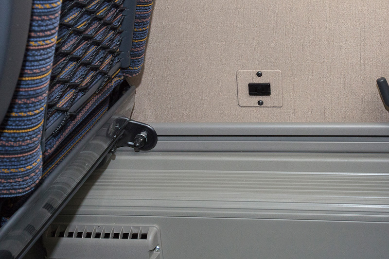 シートバックにはフック、ドリンクホルダー、ネットポケットが付く。壁には電源が取れるコンセントも用意される。エアロエースのウィンドウは固定式