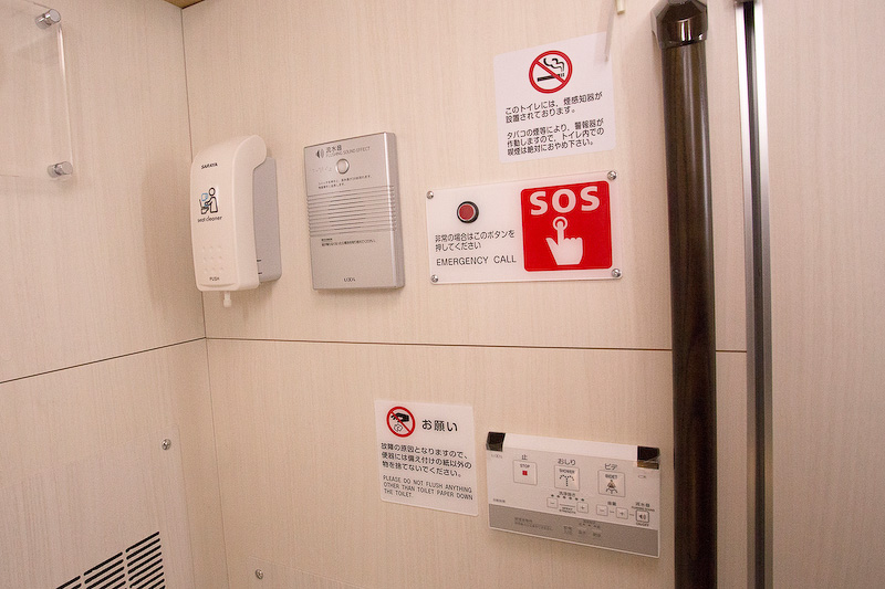 トイレはオプション。最後尾のシート列のスペースをすべて使っているタイプなので、内部はかなり広い