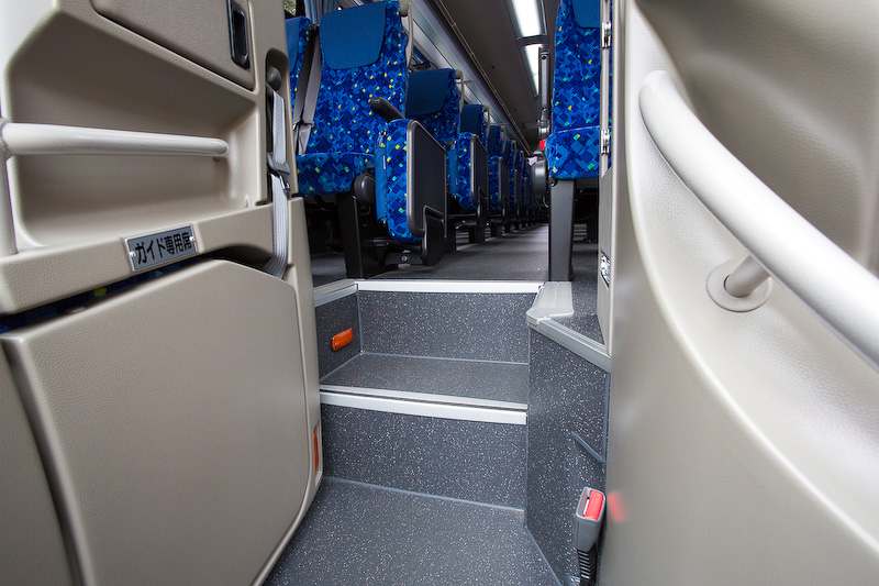 こちらはエアロクイーンの客室。エアロクイーンも客室の床に段差を設けていたが、今回のモデルからフラットな床になった。そのため、出入り口から客室に上がる階段が1段増えている