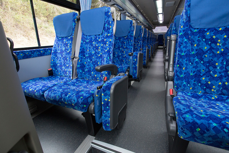 こちらはエアロクイーンの客室。エアロクイーンも客室の床に段差を設けていたが、今回のモデルからフラットな床になった。そのため、出入り口から客室に上がる階段が1段増えている