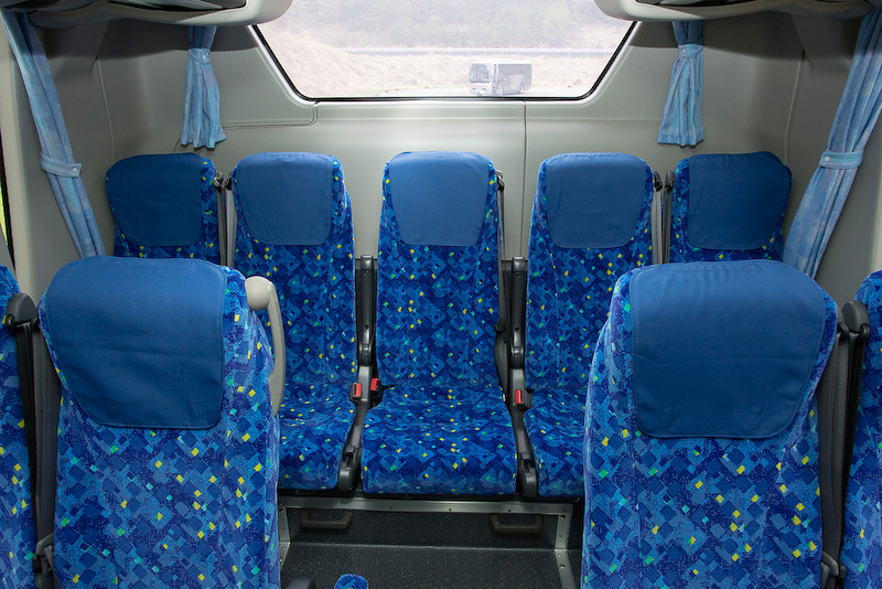 補助席も用意。トイレがないので最後尾は5人分のシートが付く。ウィンドウは2段式で下は開閉できる