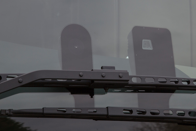 ナンバー横がABA3のセンサー。フロントガラスには白線認識カメラとドライブレコーダーが付く。ドライバーの顔認識カメラはメータークラスター上部にある