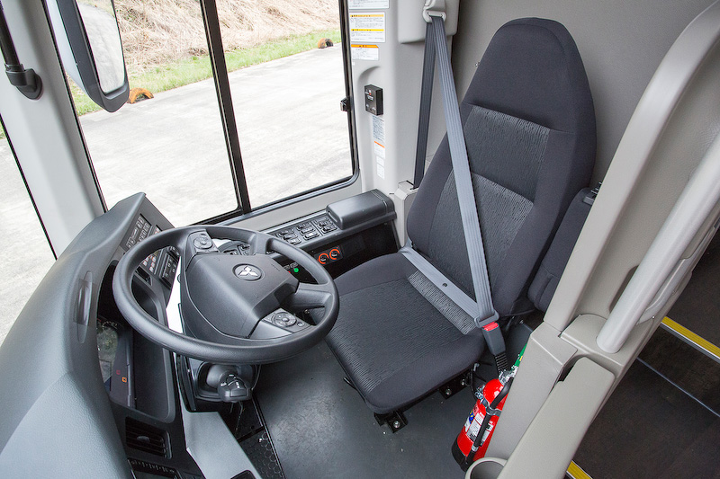 エアロクイーン/エアロエースともコクピットのデザインは同じ。運転席は可動範囲が広く、ドライバーの体型や好みに合わせやすくなっている。プレミアムラインはサスペンション＋シートヒーター付きのハイグレード運転席となる。プロラインにはオプション