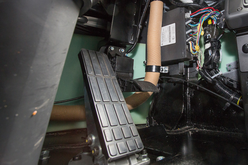 ステアリングコラム左のレバーは「ShiftPilot」のマルチファンクションレバー。オートモードは走行に応じた最適なギヤで走行。ダイナミックモードはエンジン回転数を高めにキープして力強さを優先。ドライバーの選択でギヤチェンジを行なえるマニュアルモードもある。ペダルレイアウトは2ペダルで、ブレーキは坂道発進補助装置のヒルホールド＆イージーゴー機能付き。右レバーはライトやワイパーの操作用